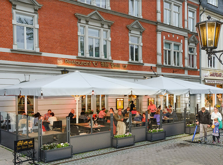 Biergarten in der Fußgängerzone ohne Straßenlärm