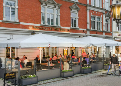 Biergarten in der Fußgängerzone in der Nähe des Saalfelder Markplatzes