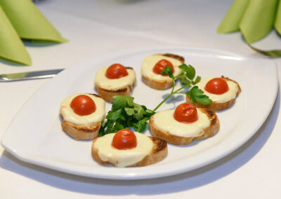 begleitende Häppchen und leckere Snacks auf dem Teller serviert