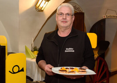 Ein Saalfelder Bettelmönch serviert zu den einzelnen Biersorten Häppchen