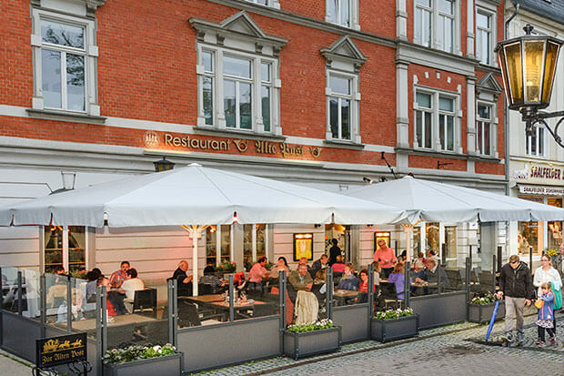 Biergarten der "Alten Post" Saalfeld Im Biergarten vor dem Restaurant "Zur alten Post" sitzen viele Gäste