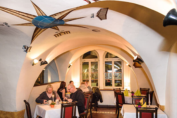 Restaurant "Alte Post" in historischen Räumen unterschiedlicher Größe Gäste sitzen unter gemütlichem Gewölbe zum Essen