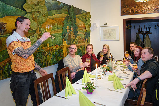 Der Braumeister erklärt, welche Eigenschaften das "Saalfelder Hell" auszeichnen Der Braumeister erklärt interessierten Gästen, welche Unterschiede zwischen verschiedenen Biersorten bestehen