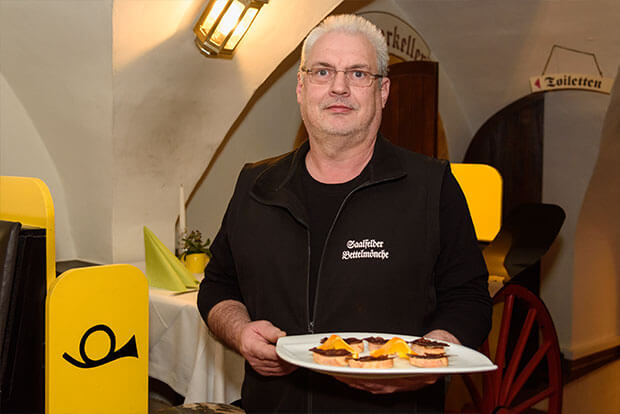Snacks und Häppchen werden zur Bierverkostung gereicht Ein Saalfelder Bettelmönch serviert leckere Häppchen