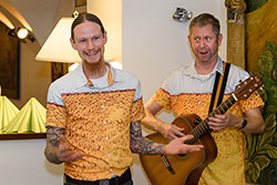 Didiplay singt Bierlieder Der Braumeister vermittelt sein Wissen über das Bierbrauen und Didiplay wartet auf seinen Einsatz mit der Gitarre